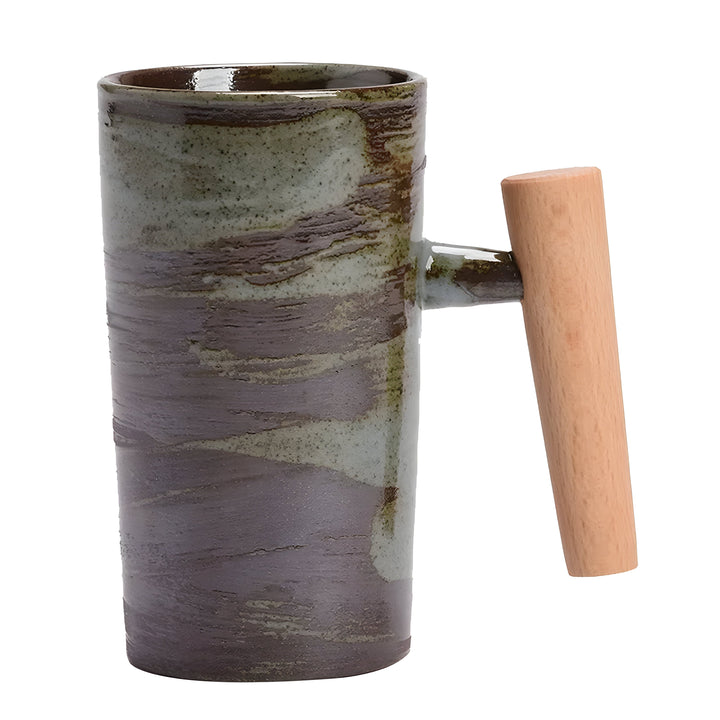 Tasse en grès émaillé vert et brun à coups de pinceau, anse en bois, sur fond blanc 7