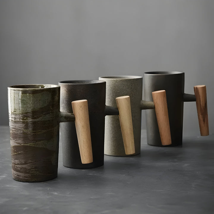 Quatre tasses en grès alignées, du vert brossé au gris foncé, toutes avec une anse en bois 5