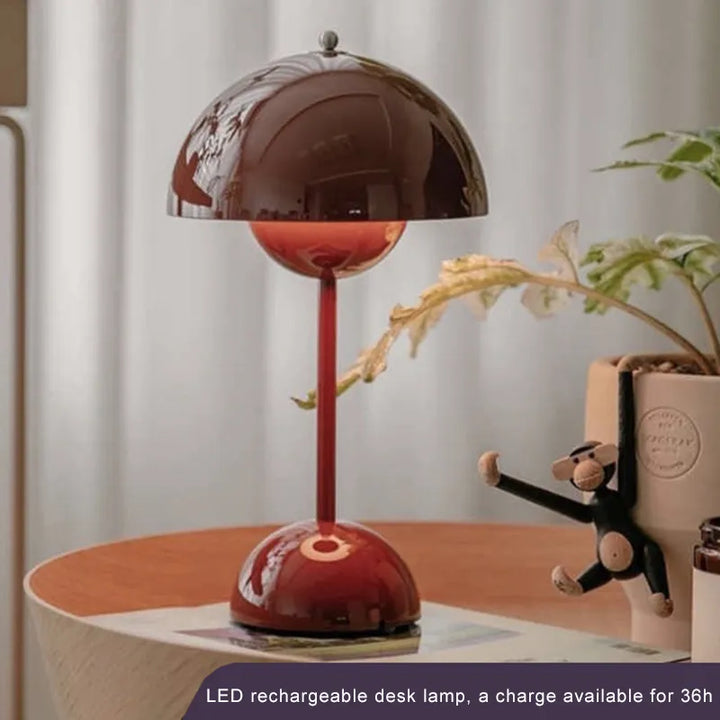Lampe champignon rouge bordeaux brillante sur une table basse, à côté d'une plante en pot et d'une petite figurine de singe. 5