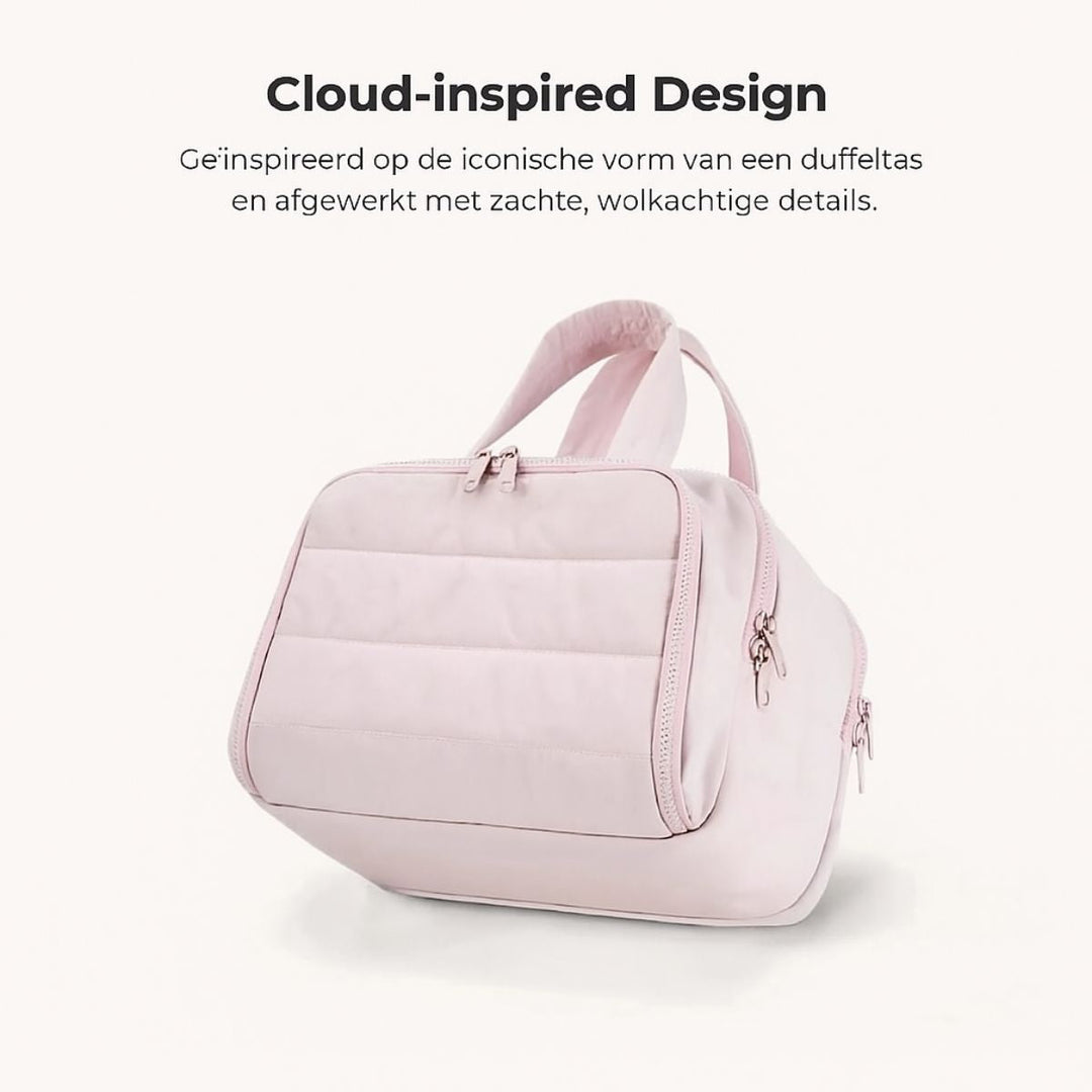 Trousse rose à surface matelassée façon doudoune, vue de trois quarts, avec ses anses douces et ses fermetures éclair. 10