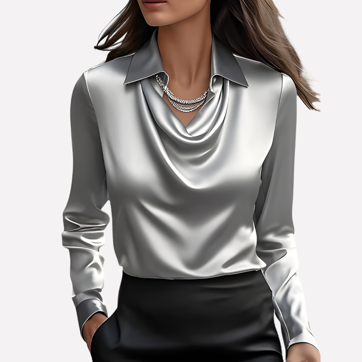 Version gris argenté brillant portée avec une jupe noire et un collier argenté à plusieurs rangs 8