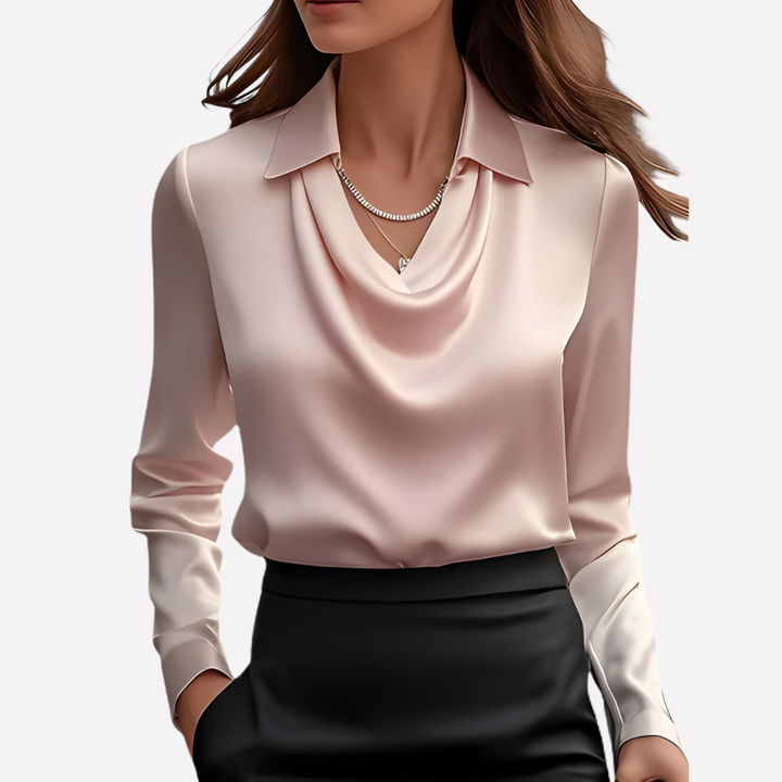 Version rose pâle portée avec une jupe noire, deux colliers fins dont un à pendentif cœur 9