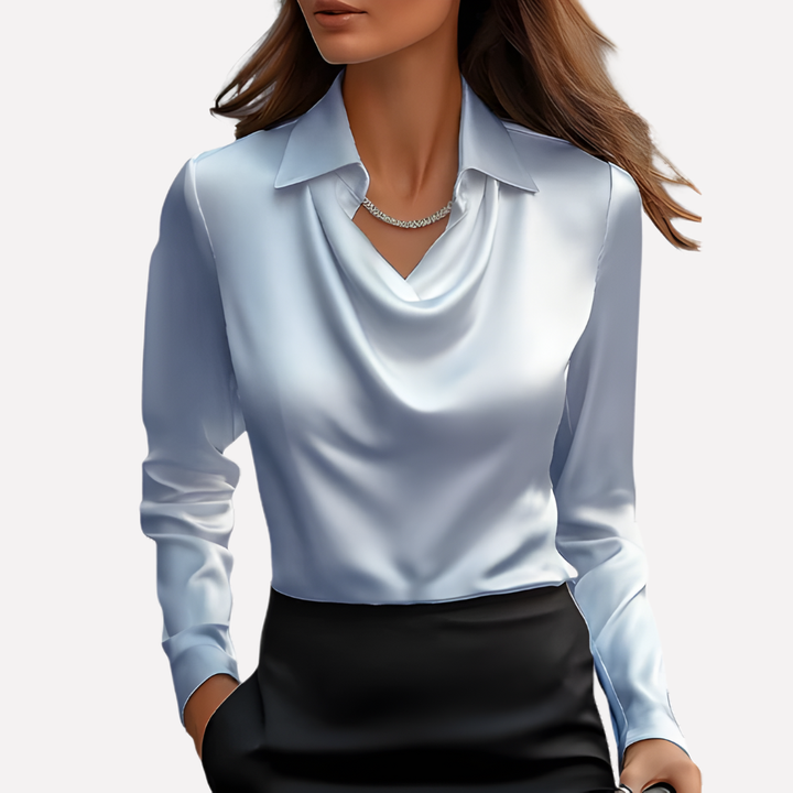 Version bleu ciel clair portée avec une jupe noire, col bénitier et collier argenté 6