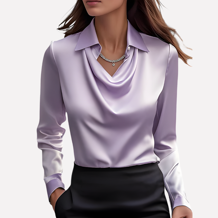 Version lilas portée avec une jupe noire, collier argenté à petit pendentif et manches longues 7