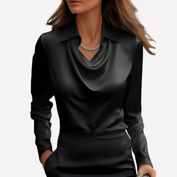 Version noire portée par une femme avec jupe noire, col drapé et collier argenté 2