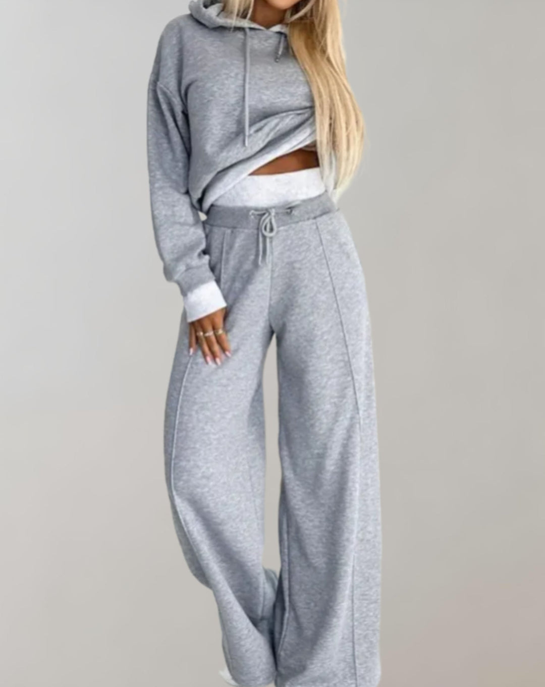 Ensemble gris chiné porté par une mannequin aux cheveux longs, capuche à cordons et pantalon large à taille élastique. 3