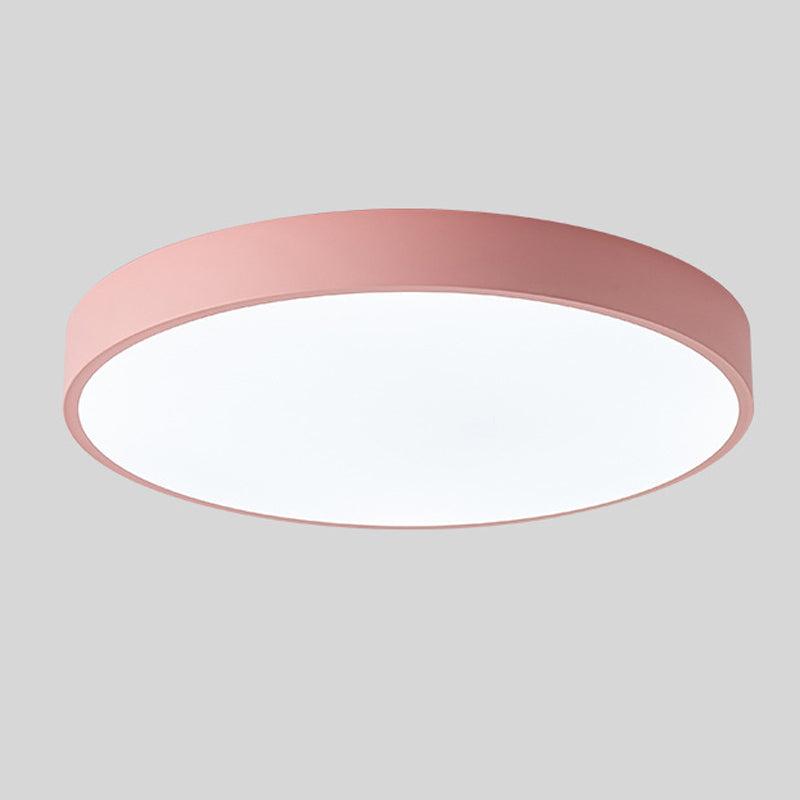 Plafonnier rond rose sur fond gris uni, bord fin et diffuseur blanc lumineux, présenté seul. 10