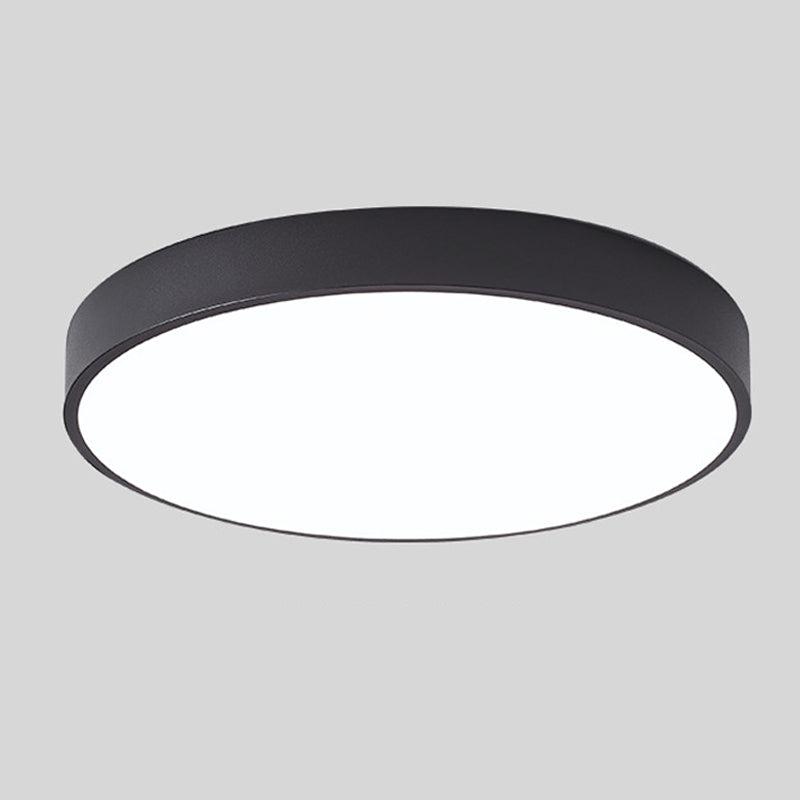 Plafonnier rond noir sur fond gris uni, bord fin et diffuseur blanc lumineux, présenté seul. 11