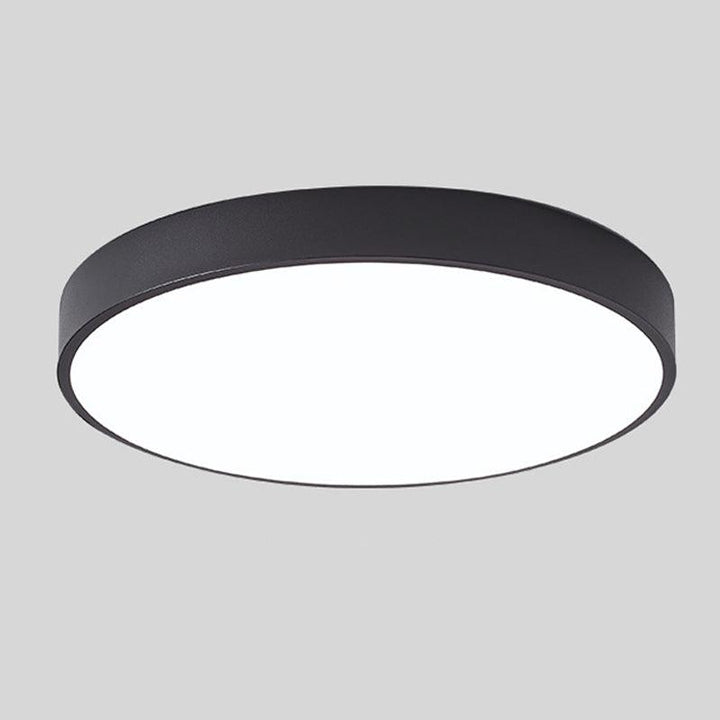 Plafonnier rond noir sur fond gris uni, bord fin et diffuseur blanc lumineux, présenté seul. 11