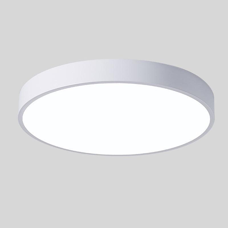 Plafonnier rond blanc sur fond gris uni, bord fin et diffuseur blanc lumineux, présenté seul. 12
