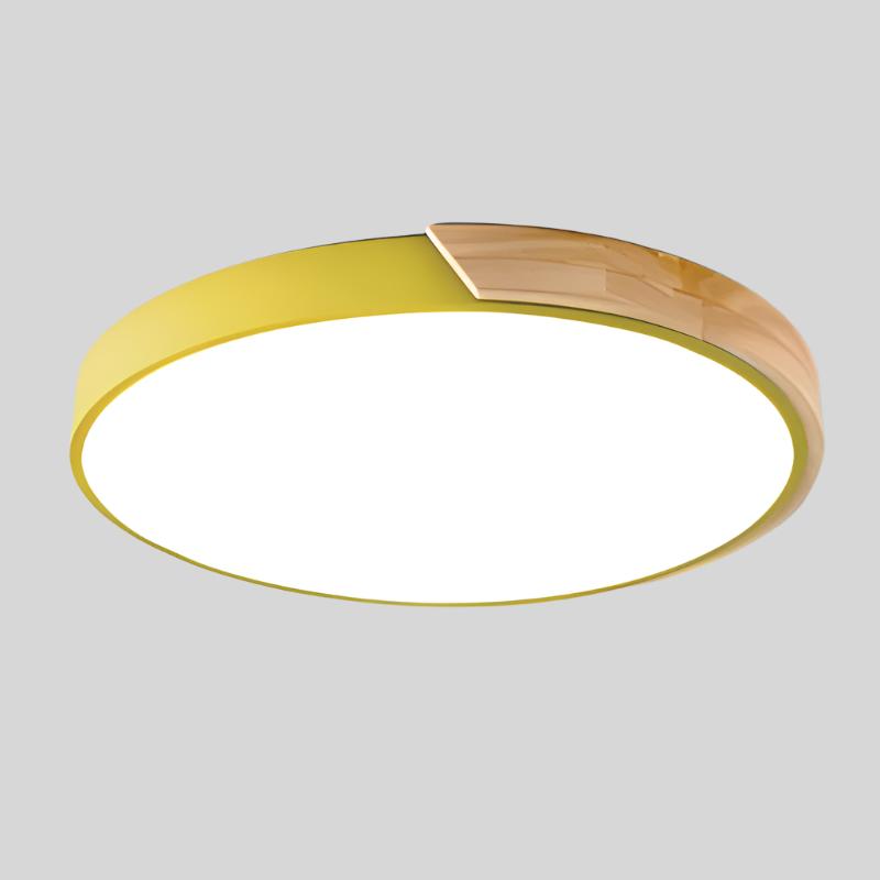 Plafonnier jaune avec segment en bois clair sur le bord, vu de dessous sur fond gris. 15