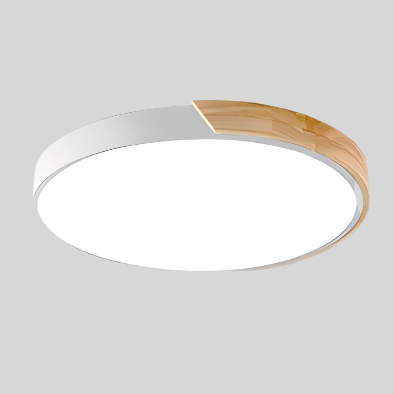 Plafonnier blanc avec segment en bois clair sur le bord, vu de dessous sur fond gris. 18