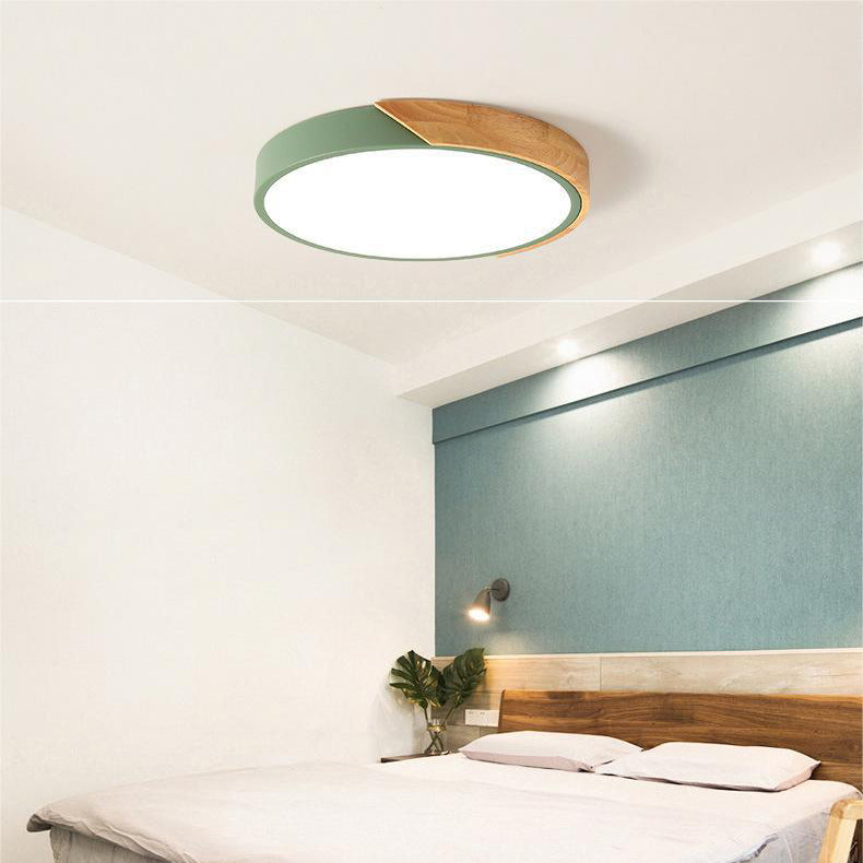 Plafonnier vert à segment en bois au plafond d'une chambre, au-dessus d'un lit double et d'une applique. 6