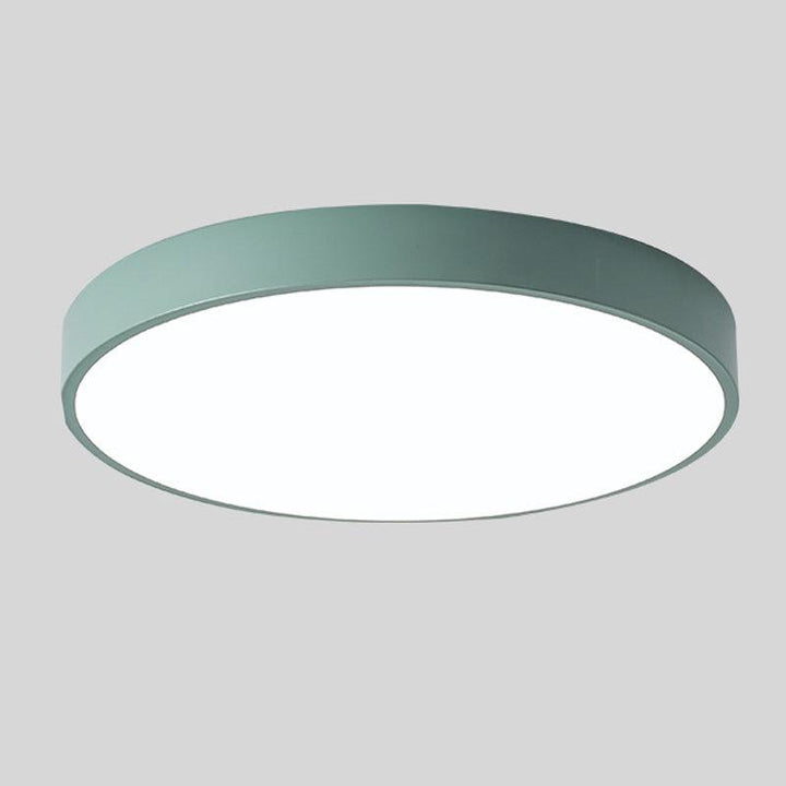 Plafonnier rond vert d'eau vu en plongée sur fond gris, sans bois, avec large diffuseur blanc allumé. 7