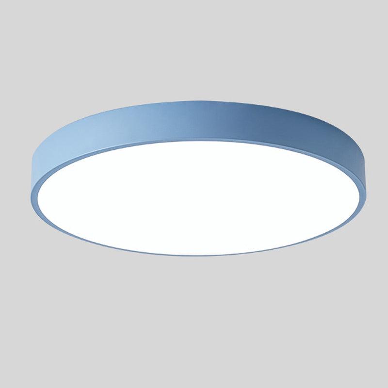 Plafonnier rond bleu sur fond gris uni, bord fin et diffuseur blanc lumineux, présenté seul. 8