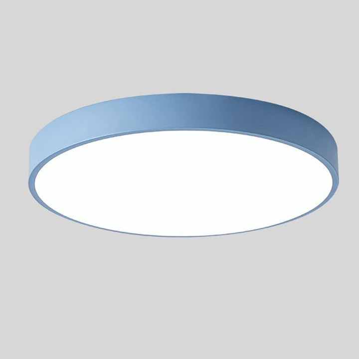 Plafonnier rond bleu sur fond gris uni, bord fin et diffuseur blanc lumineux, présenté seul. 8