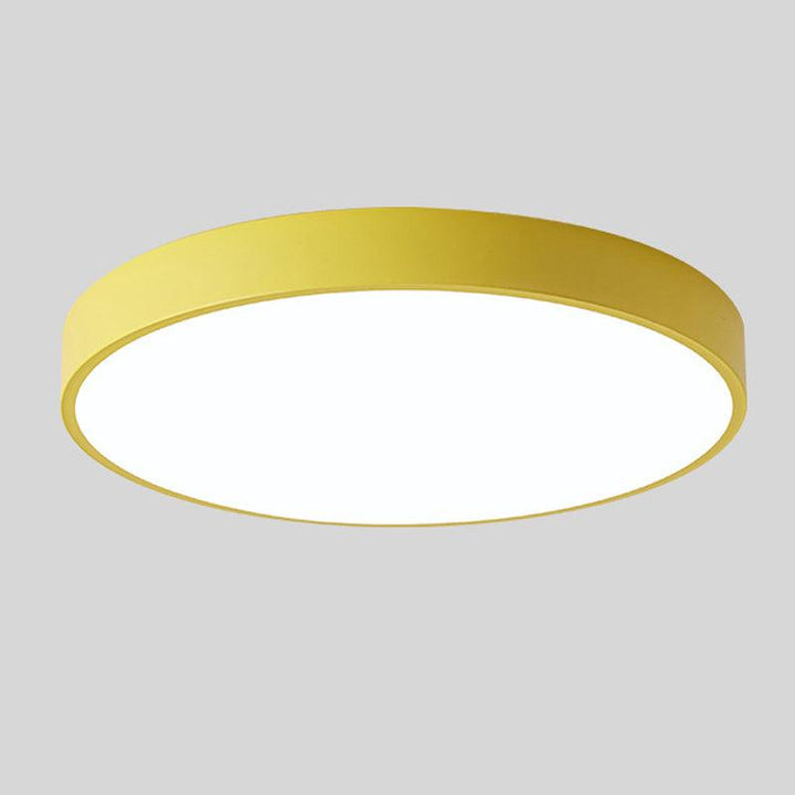 Plafonnier rond jaune sur fond gris uni, bord fin et diffuseur blanc lumineux, présenté seul. 9