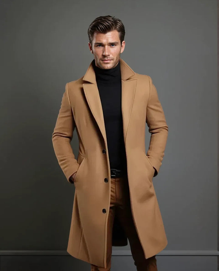 Plan plus large du manteau camel porté par un mannequin souriant, silhouette entière, avec col roulé noir et pantalon marron. 5