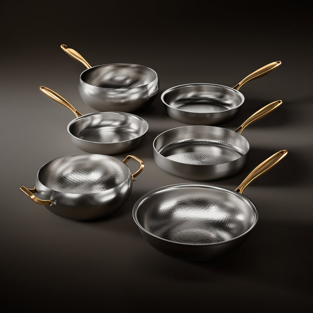 Six poêles et casseroles martelées à manches dorés, dont deux woks, disposées en quinconce sur un fond sombre. 1