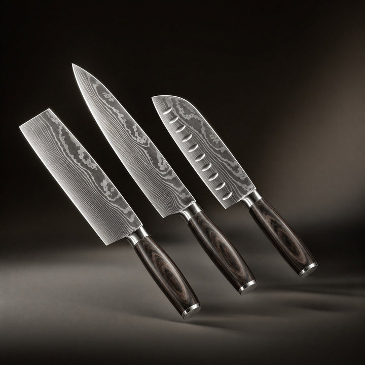 Les trois couteaux, nakiri, couteau de chef et santoku alvéolé, présentés en biais sur fond sombre, lames ondulées et manches en bois foncé. 1
