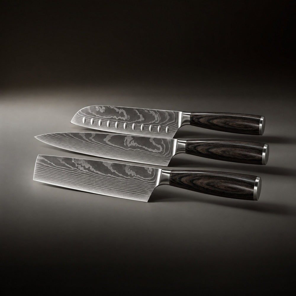 Les trois couteaux posés à plat côte à côte, santoku alvéolé, couteau de chef et nakiri, avec leurs manches en bois foncé. 2