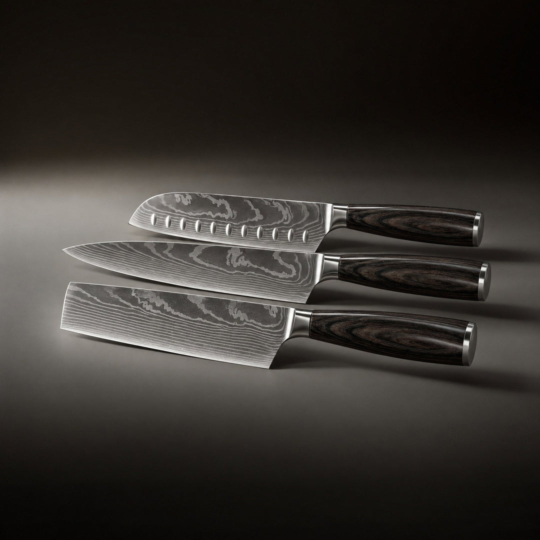 Les trois couteaux posés à plat côte à côte, santoku alvéolé, couteau de chef et nakiri, avec leurs manches en bois foncé. 2