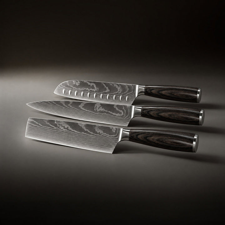 Les trois couteaux posés à plat côte à côte, santoku alvéolé, couteau de chef et nakiri, avec leurs manches en bois foncé. 2