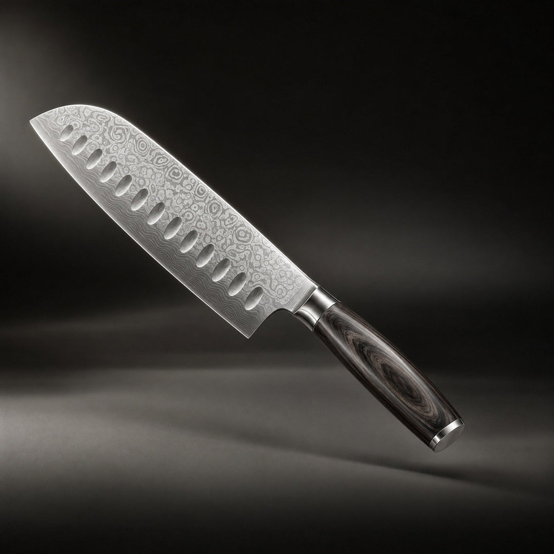 Couteau santoku incliné sur fond sombre, lame à motif ondulé et alvéoles, manche en bois foncé 1