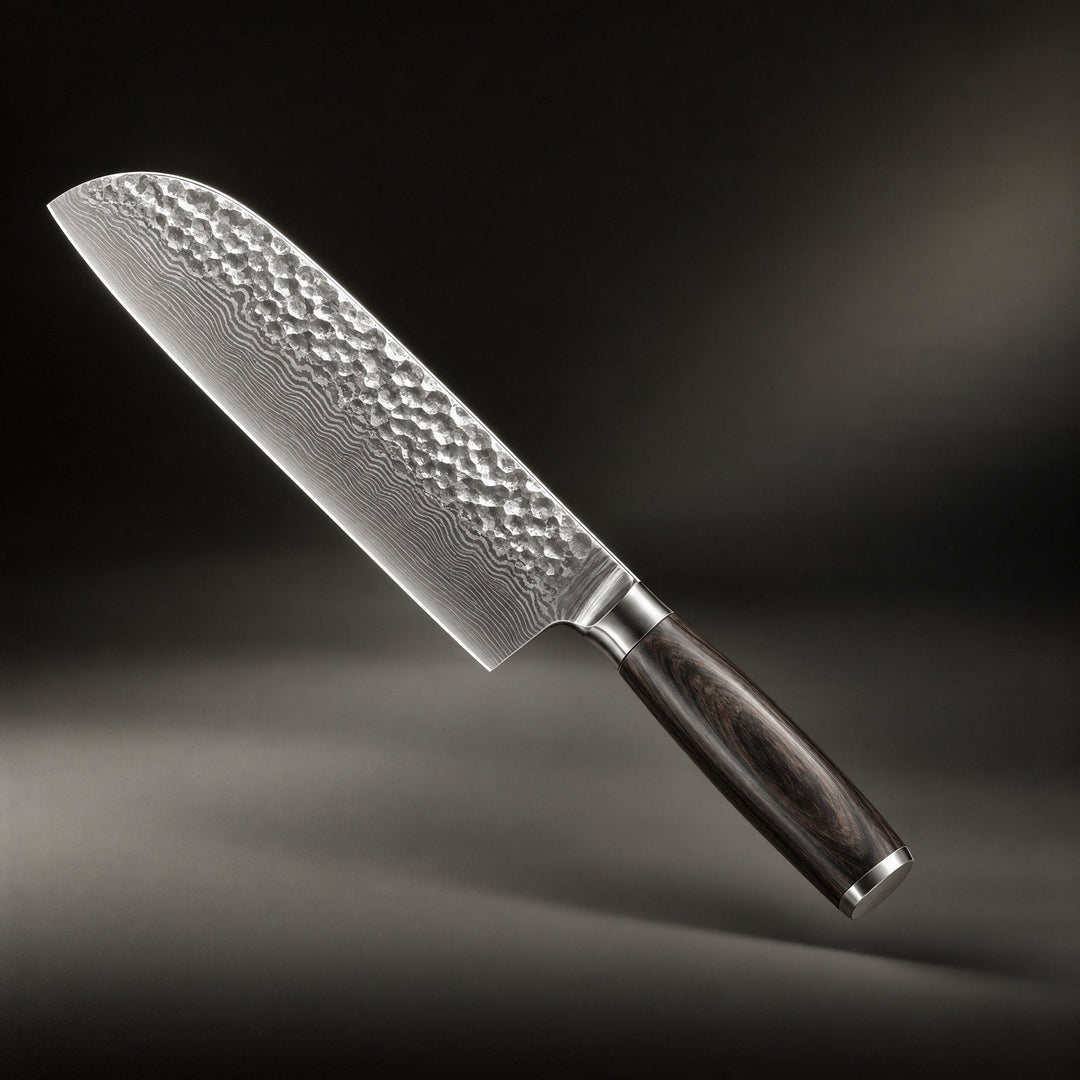 Couteau santoku incliné sur fond sombre, lame martelée à motif ondulé et manche en bois foncé 1