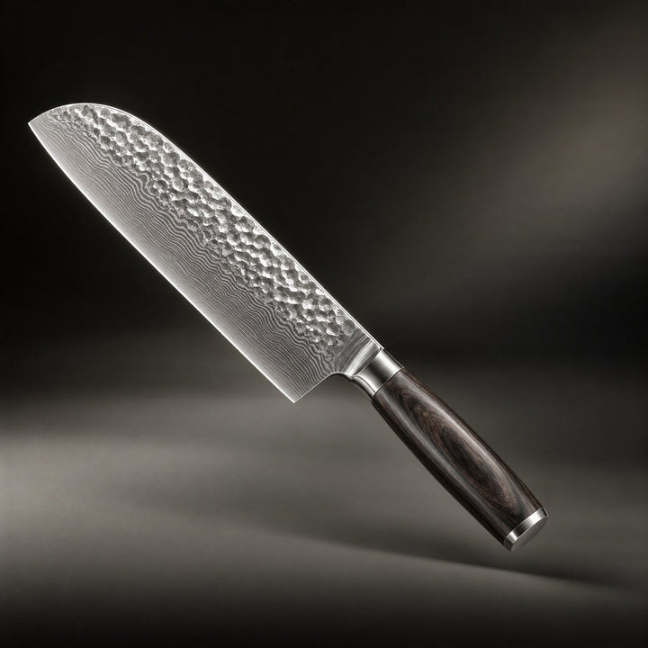 Couteau santoku incliné sur fond sombre, lame martelée à motif ondulé et manche en bois foncé 1