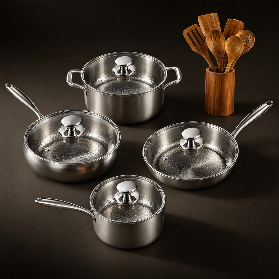 Poêle, sauteuse, casserole et marmite à intérieur martelé avec couvercles en verre, à côté d'un pot d'ustensiles en bois 1