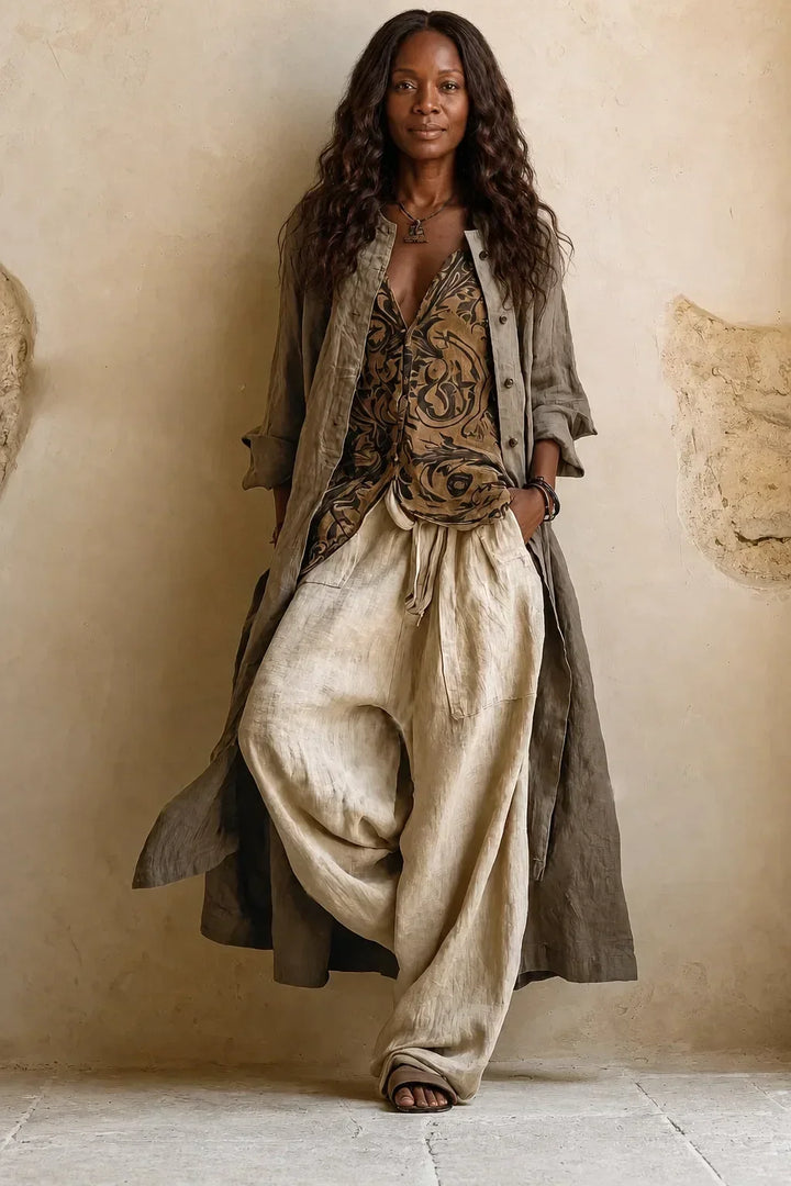 Femme de face, tenue complète en lin froissé, cardigan long ouvert, haut imprimé et pantalon large, une main dans la poche. 3