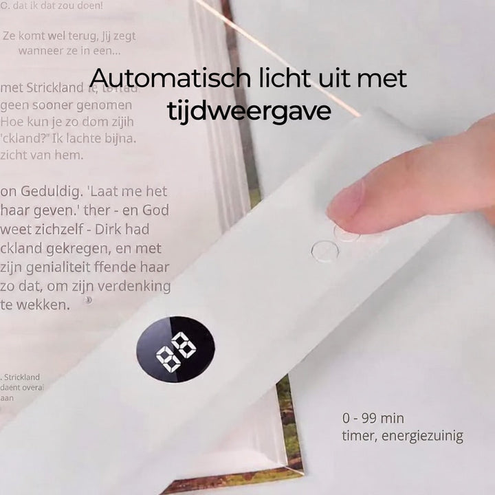 Doigt appuyant sur un bouton du boîtier posé sur un livre, écran numérique de la minuterie visible 9