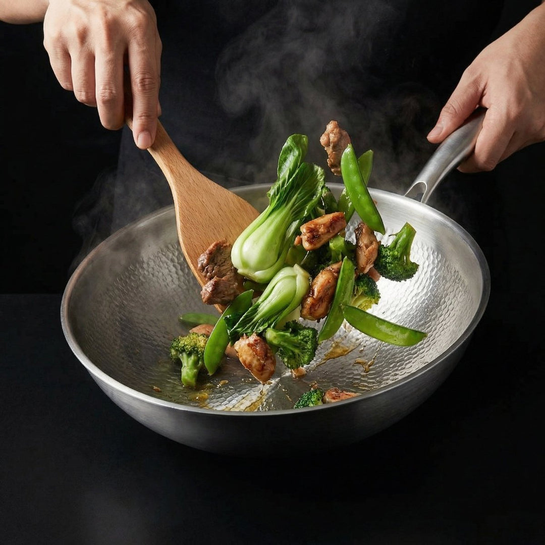 Mains remuant avec une spatule en bois du poulet, du brocoli et du pak-choï dans le wok fumant. 7