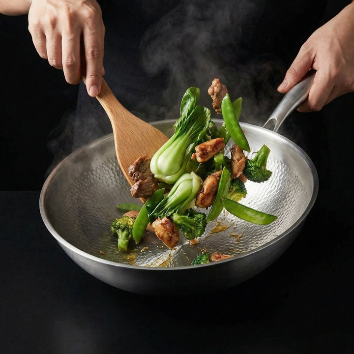 Mains remuant avec une spatule en bois du poulet, du brocoli et du pak-choï dans le wok fumant. 7