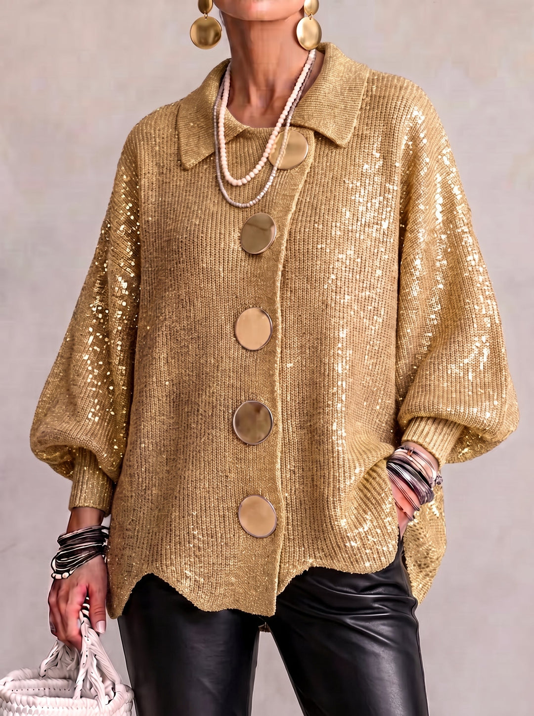 Vue de face du gilet doré scintillant à paillettes, porté avec un pantalon noir, grands boutons métalliques et manches bouffantes. 5