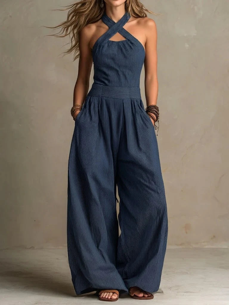 Combinaison portée en version bleu marine à fines rayures, dos nu à bretelles croisées, ceinture haute et larges jambes plissées. 3