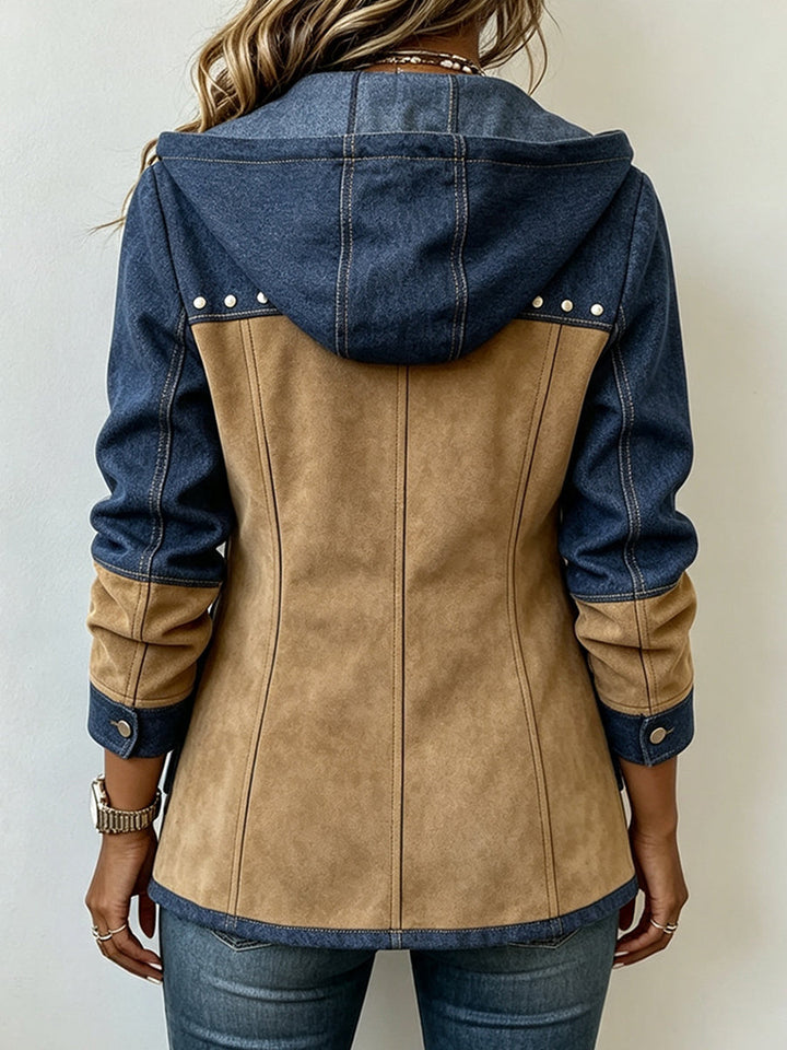 Vue de dos de la veste à capuche bleu denim et beige, avec clous sur les épaules et poignets boutonnés. 2