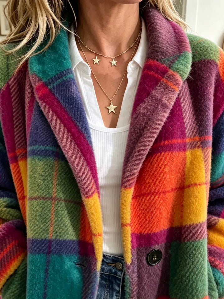 Gros plan sur le col revers et la texture duveteuse du manteau à carreaux, avec un bouton foncé et un collier d'étoiles. 2