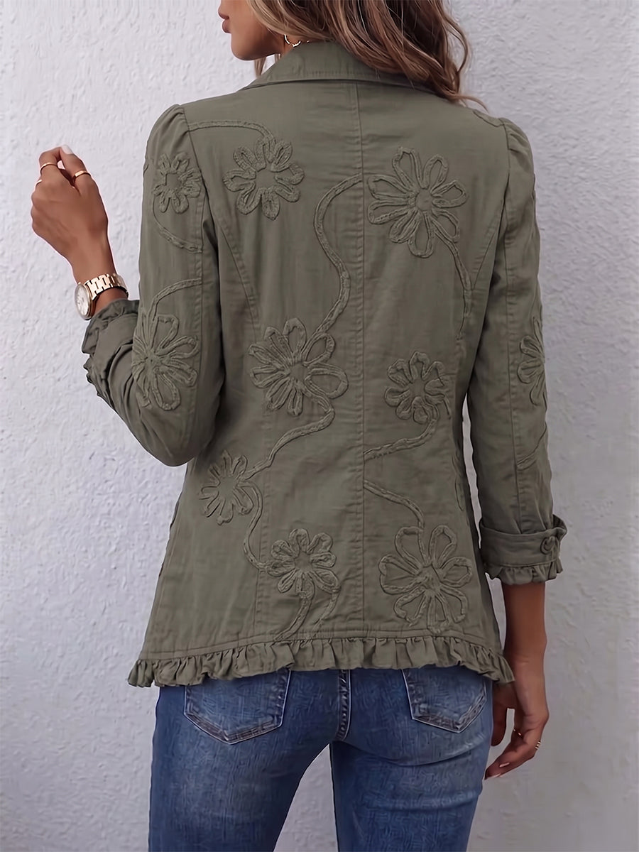 Vue de dos de la veste kaki avec ses grandes fleurs brodées en relief et son volant au bas, portée avec un jean. 2