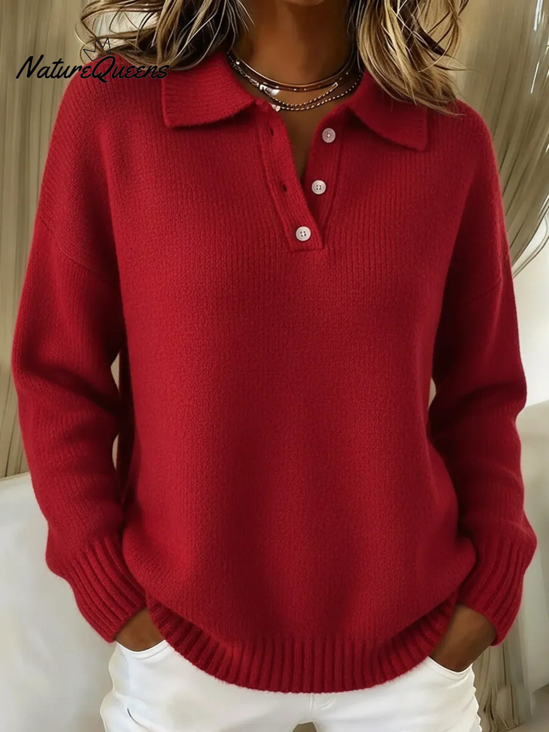 Pull en tricot rouge porté par une femme, col polo à boutons et poignets côtelés, mains dans les poches. 3