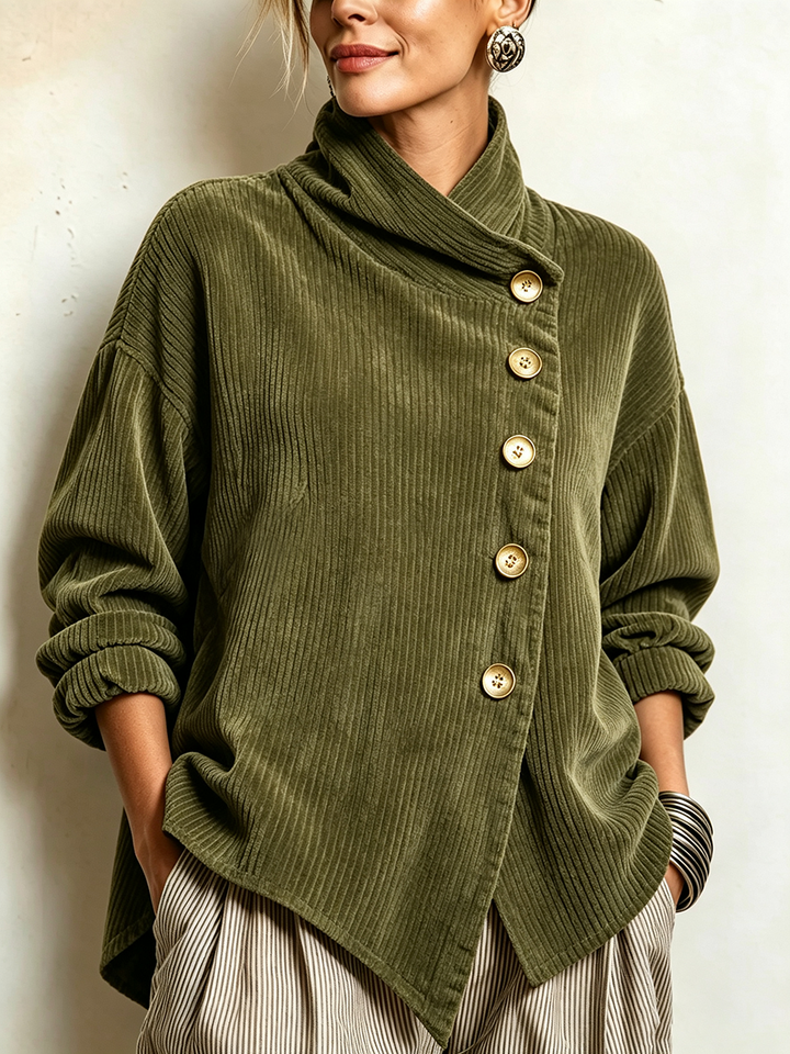 Gros plan de face sur le pull vert olive en velours côtelé, avec ses cinq gros boutons dorés et son col châle drapé. 1