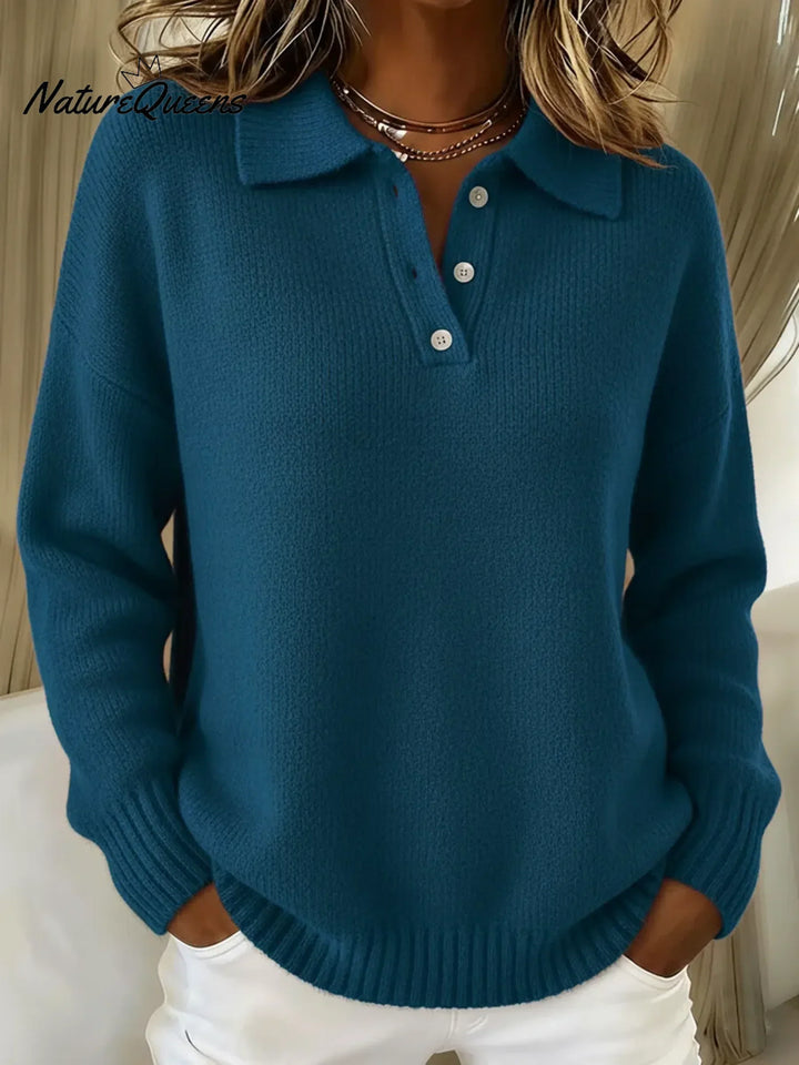 Pull en tricot bleu canard porté par une femme, col polo à trois boutons, bords côtelés, vue de face. 2