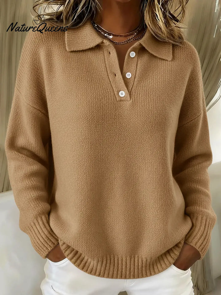 Pull en tricot camel porté par une femme, col polo boutonné, manches longues et bas côtelé, vue de face. 4