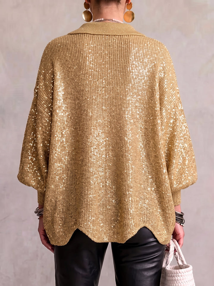 Vue de dos du gilet doré à paillettes, porté par un mannequin avec un pantalon noir, col rabattu et bas ondulé. 6