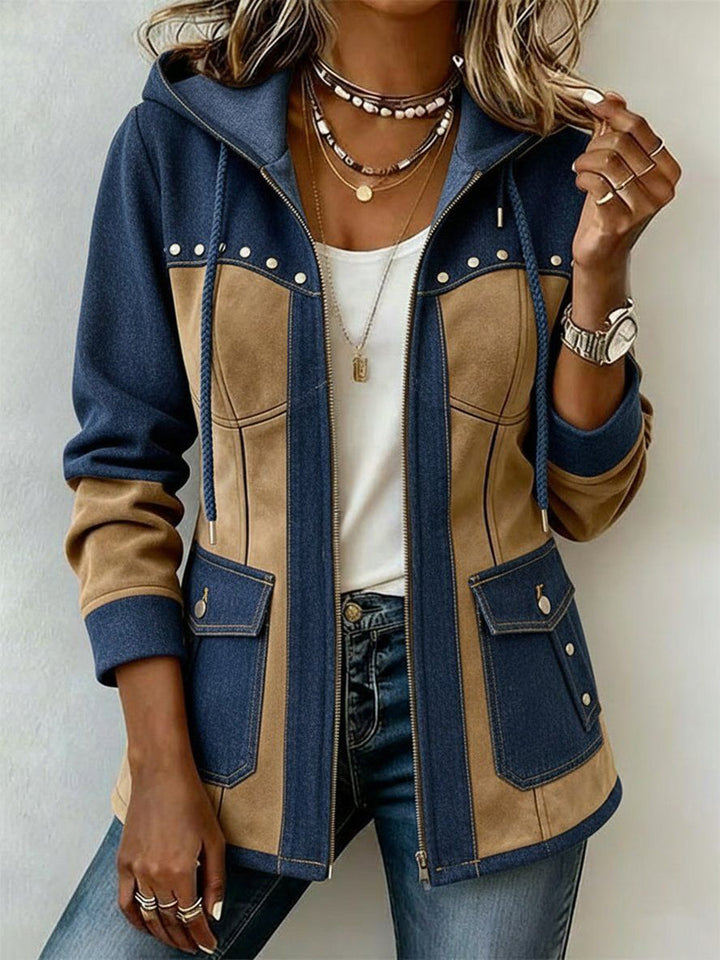 Femme portant la veste zippée bleu denim et beige en vue de face, avec capuche à cordons, poches à rabat et clous. 1