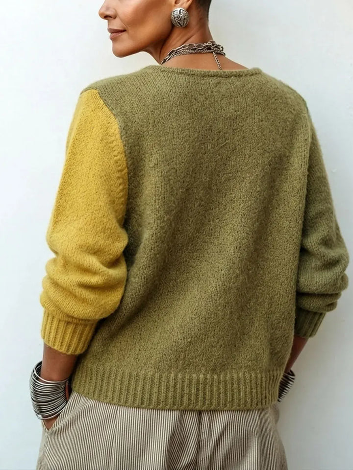 Vue de dos du pull en maille verte, manche gauche jaune, bord côtelé 3