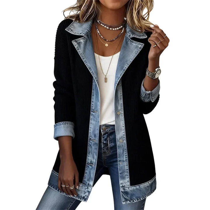 Manteau noir en maille côtelée à revers, manchettes et bas en denim, porté sur un t-shirt blanc 13