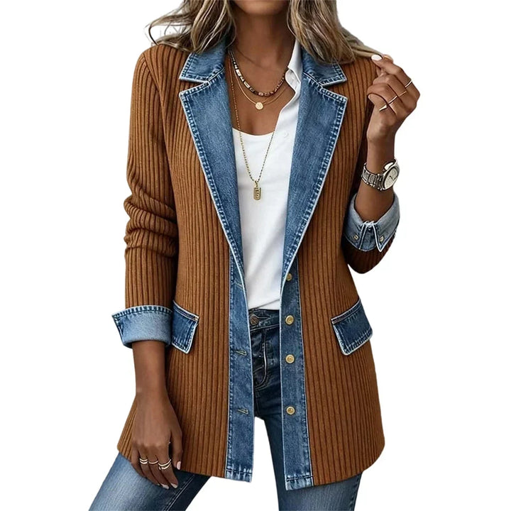 Manteau côtelé marron caramel à col, poches à rabat et boutons dorés en denim, porté sur un chemisier blanc. 14