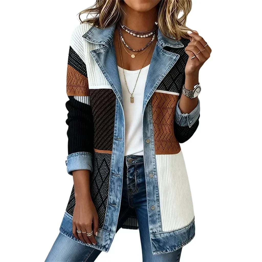 Manteau en patchwork de mailles blanches, noires et marron, à col et boutonnière denim, porté avec un jean. 15